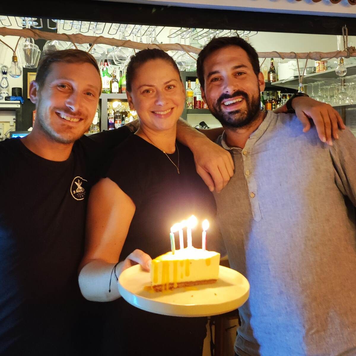 3 Raices Steakhouse & Winebar jefes y tarta de cumpleaños